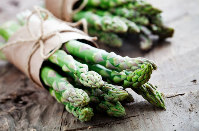 Przepisy na szparagi. 6 pomysłów na pyszne i zdrowe dania 