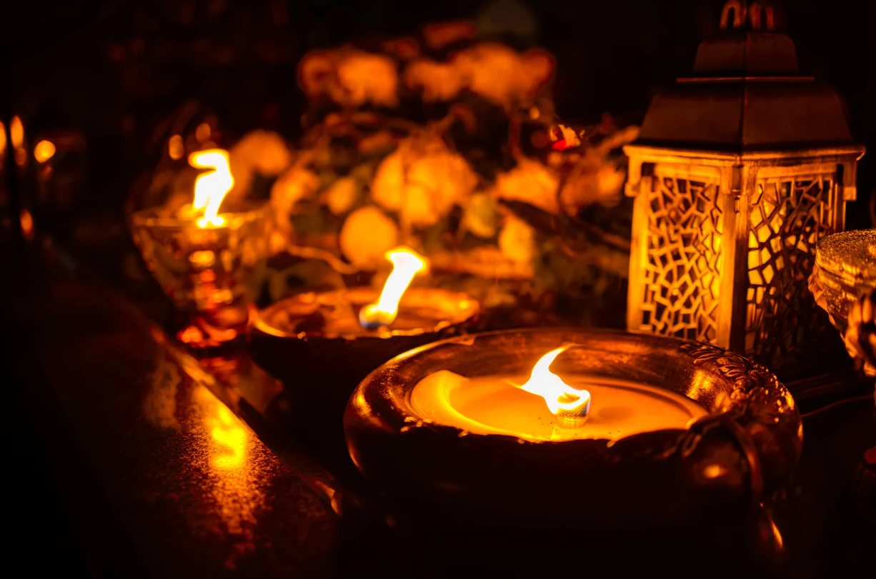 Wydatki na Wszystkich Świętych 2025. Polacy kupują mniej, ale mądrzej